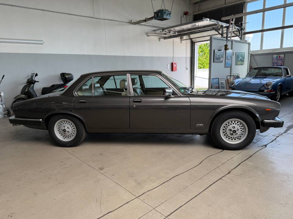 Bild 6/67 von Jaguar XJ 12 (1989)