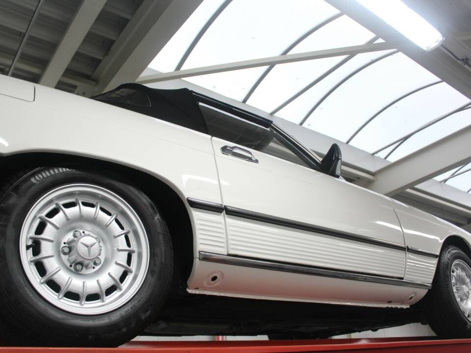 Image 11/50 de Mercedes-Benz 280 SL (1977)