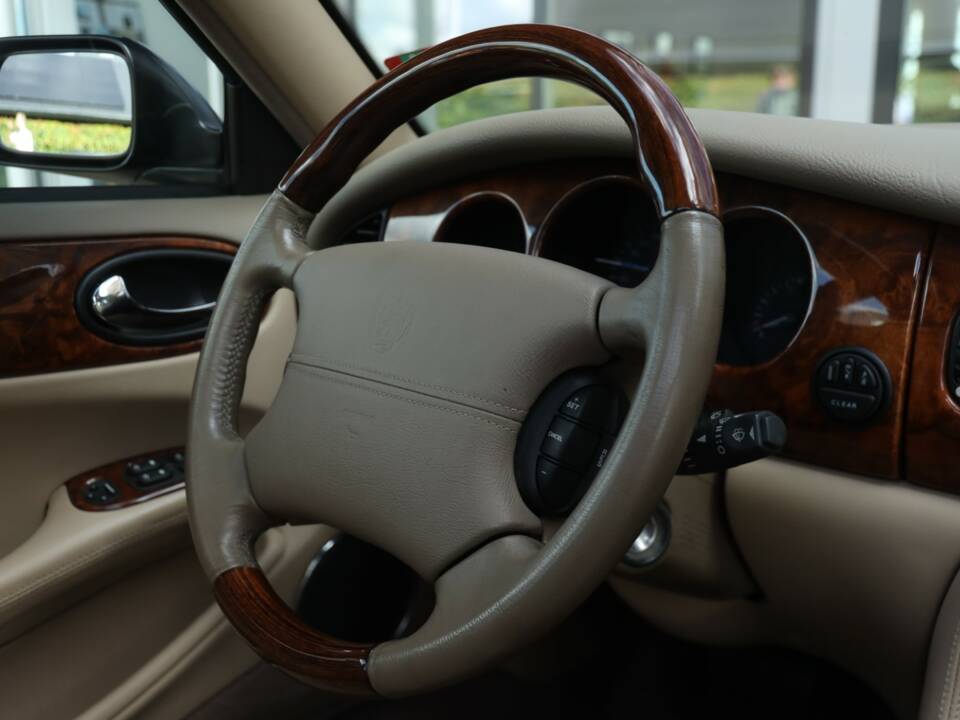 Bild 41/50 von Jaguar XJ 8 4.0 Executive (2001)
