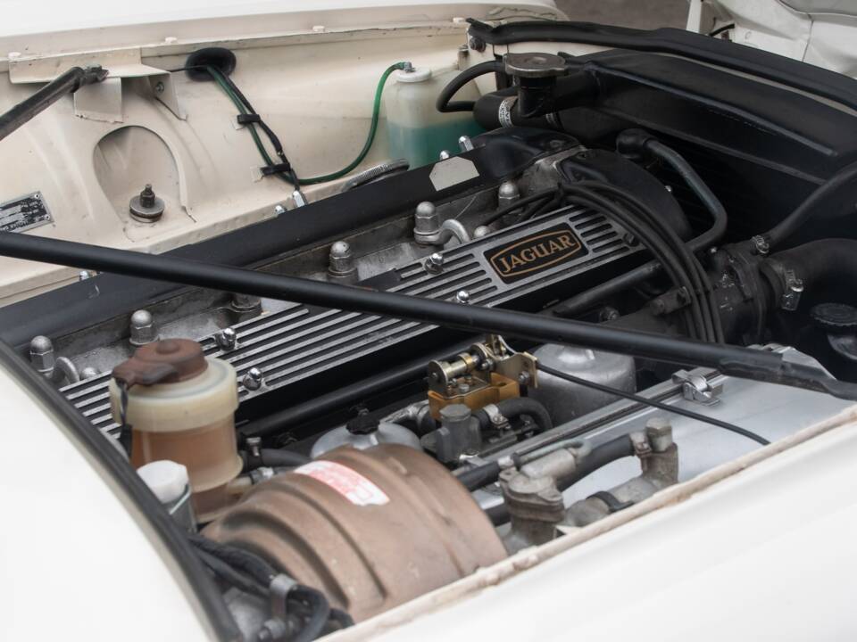 Image 31/50 of Jaguar XJ 6 4.2 (1972)