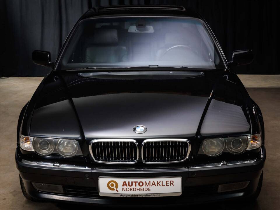 Image 38/41 of BMW 750i (2000)