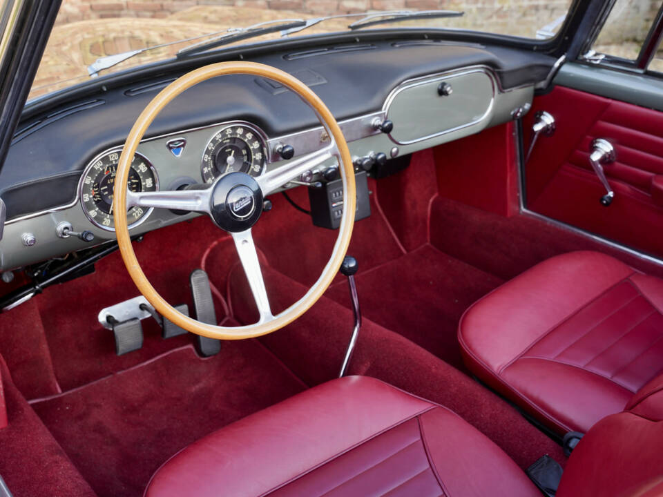 Image 3/50 of Lancia Flaminia GT 2.8 3C Touring (1967)