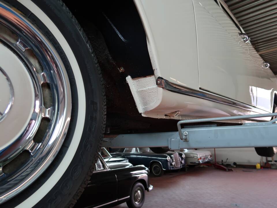 Image 23/32 of Mercedes-Benz 200 D (1966)