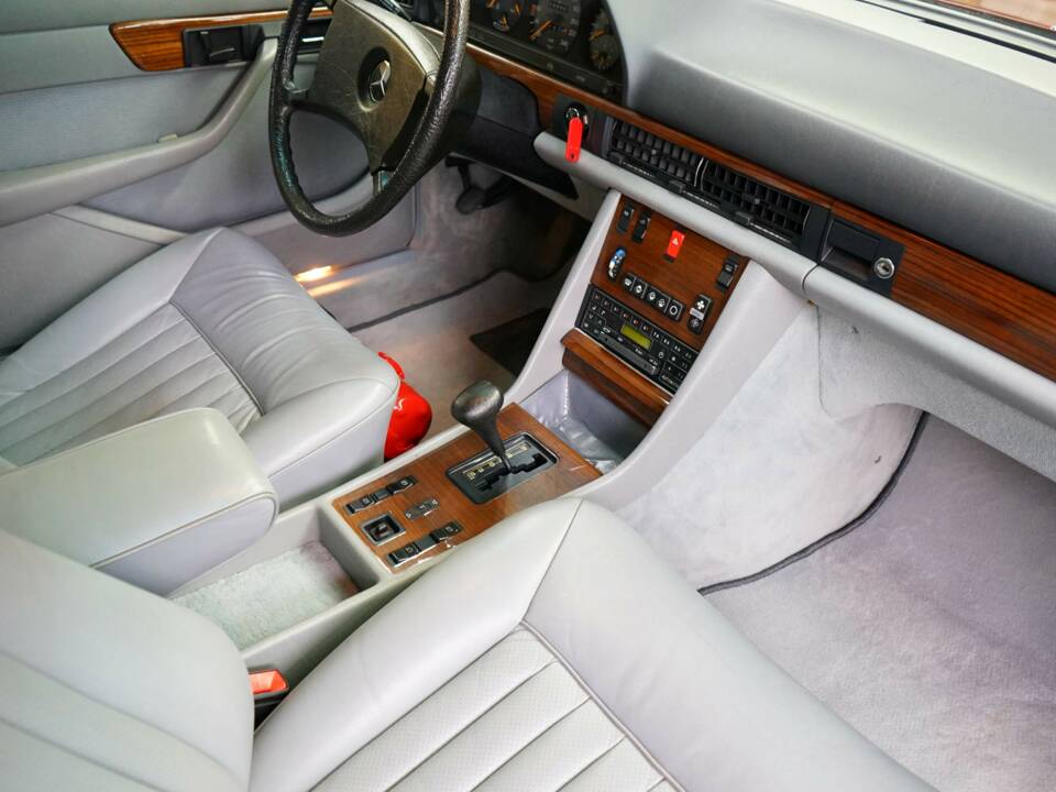 Immagine 20/42 di Mercedes-Benz 500 SEL (1982)