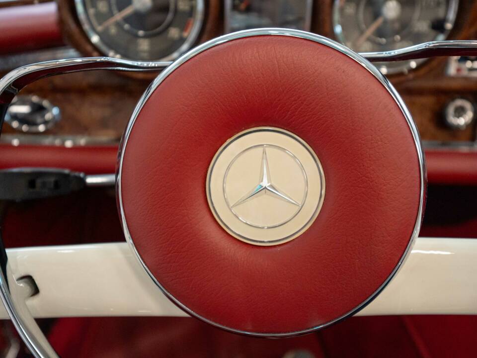 Image 26/37 of Mercedes-Benz 250 SE (1966)