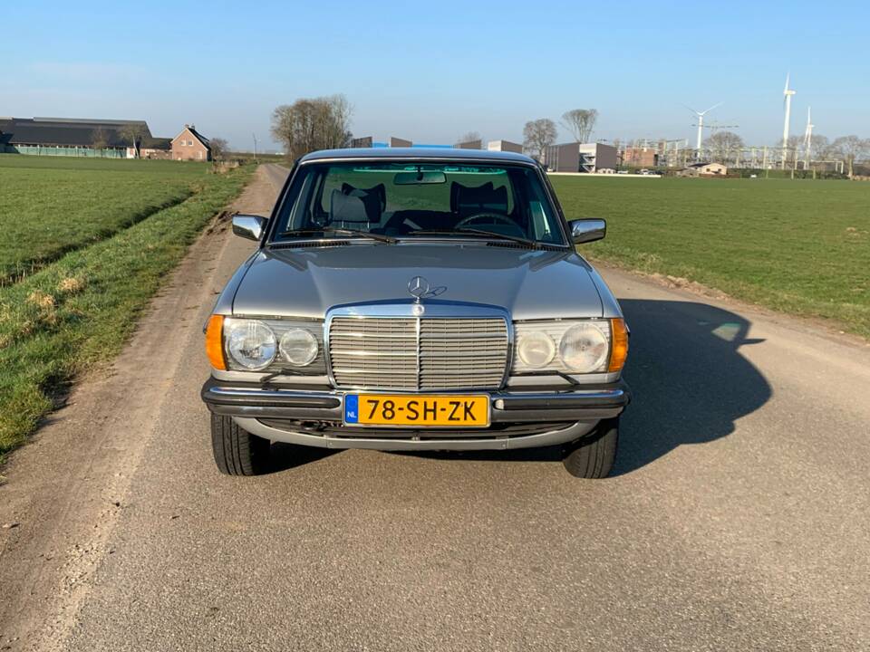 Bild 2/8 von Mercedes-Benz 250 (1978)