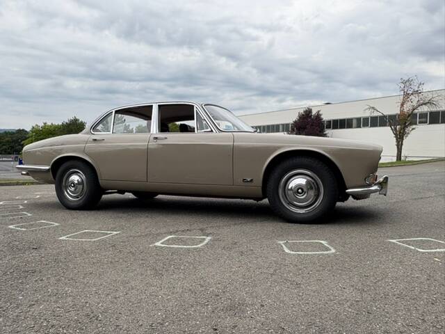Bild 36/40 von Jaguar XJ 6 4.2 (1971)