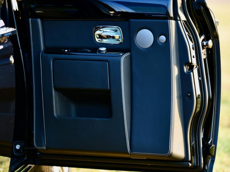 Image 28/50 of Rolls-Royce Phantom VII (2010)