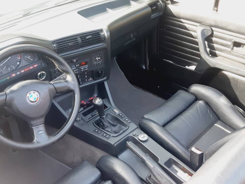 Image 26/55 of BMW 320i (1991)