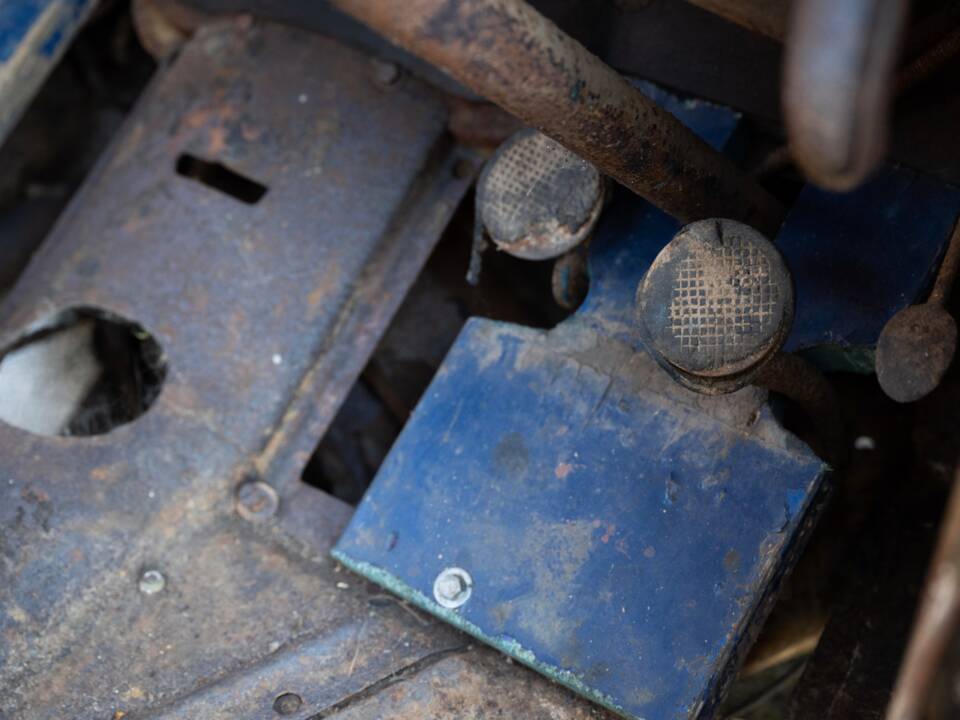 Image 61/134 of Ford V8 (1937)