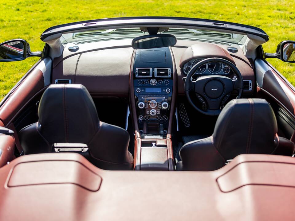 Image 13/39 of Aston Martin DBS Volante (2011)
