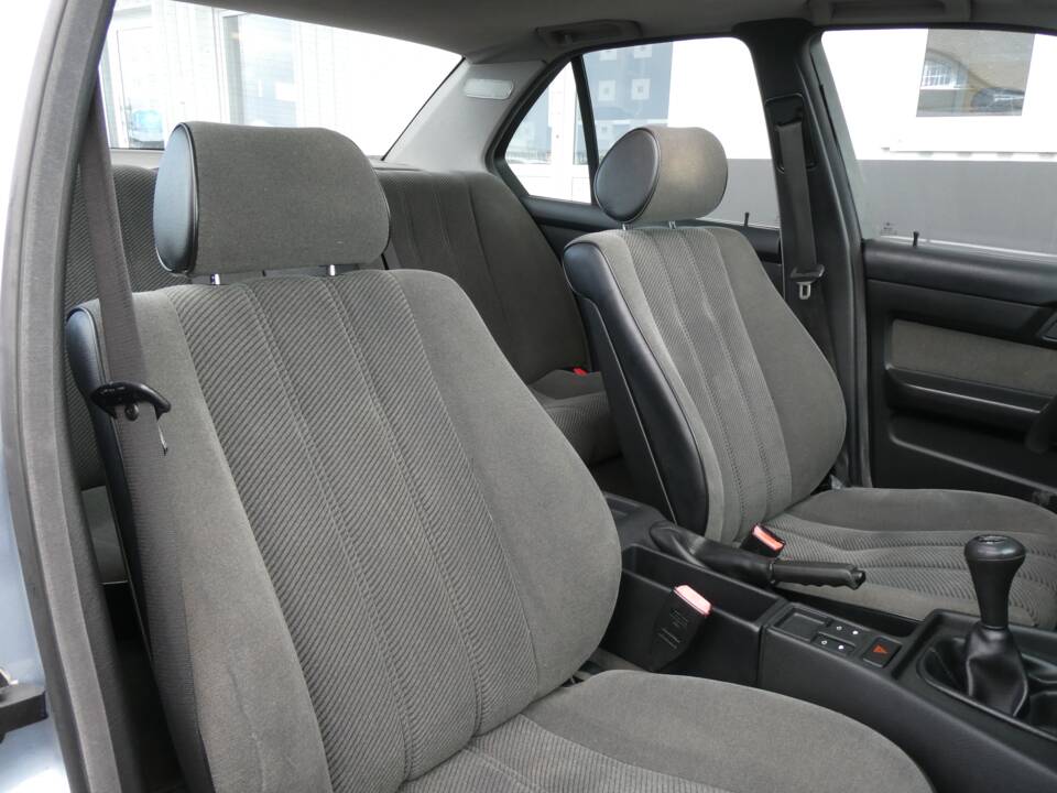 Image 14/16 of BMW 525i (1990)