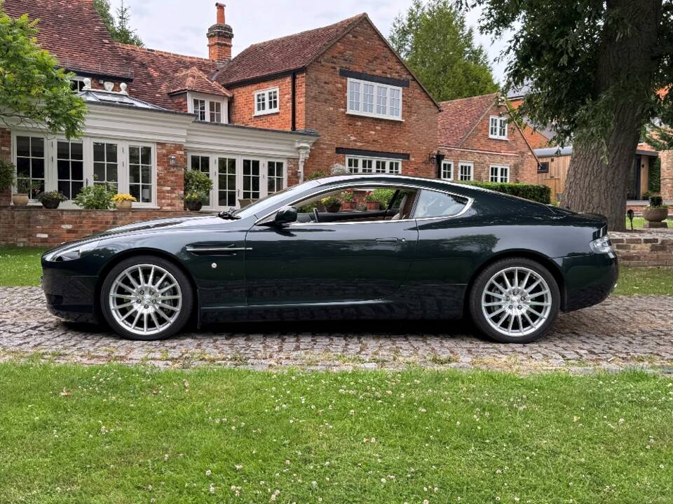 Image 9/43 of Aston Martin DB 9 (2008)