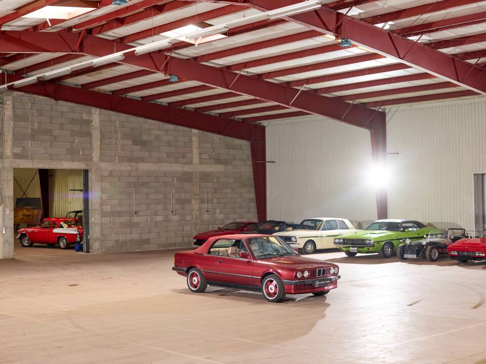 Image 22/45 of BMW 320i (1990)