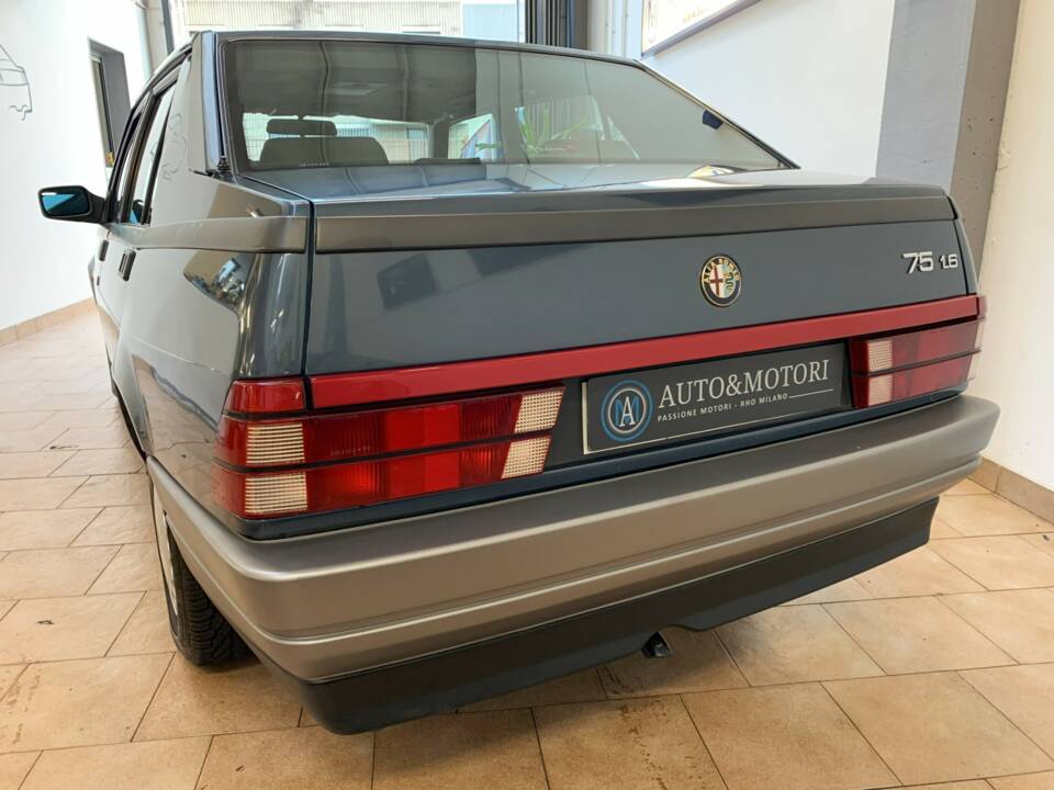 Image 21/30 of Alfa Romeo 75 1.6 (1989)