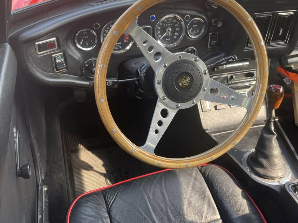 Image 6/13 de MG MGB GT (1976)