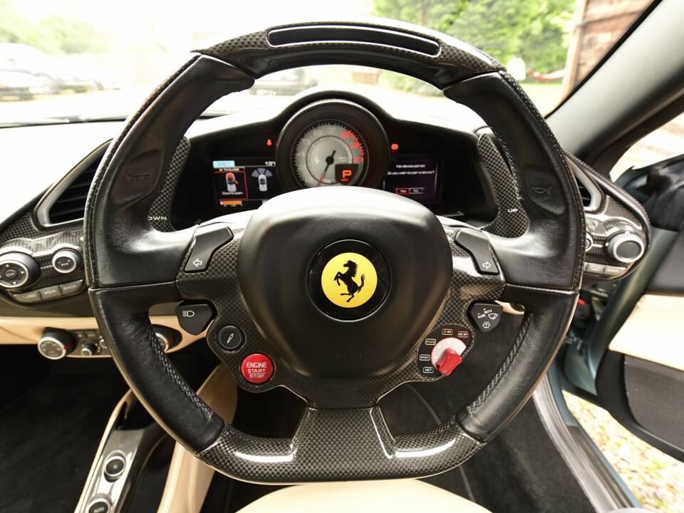 Image 16/24 of Ferrari 488 Spider (2017)