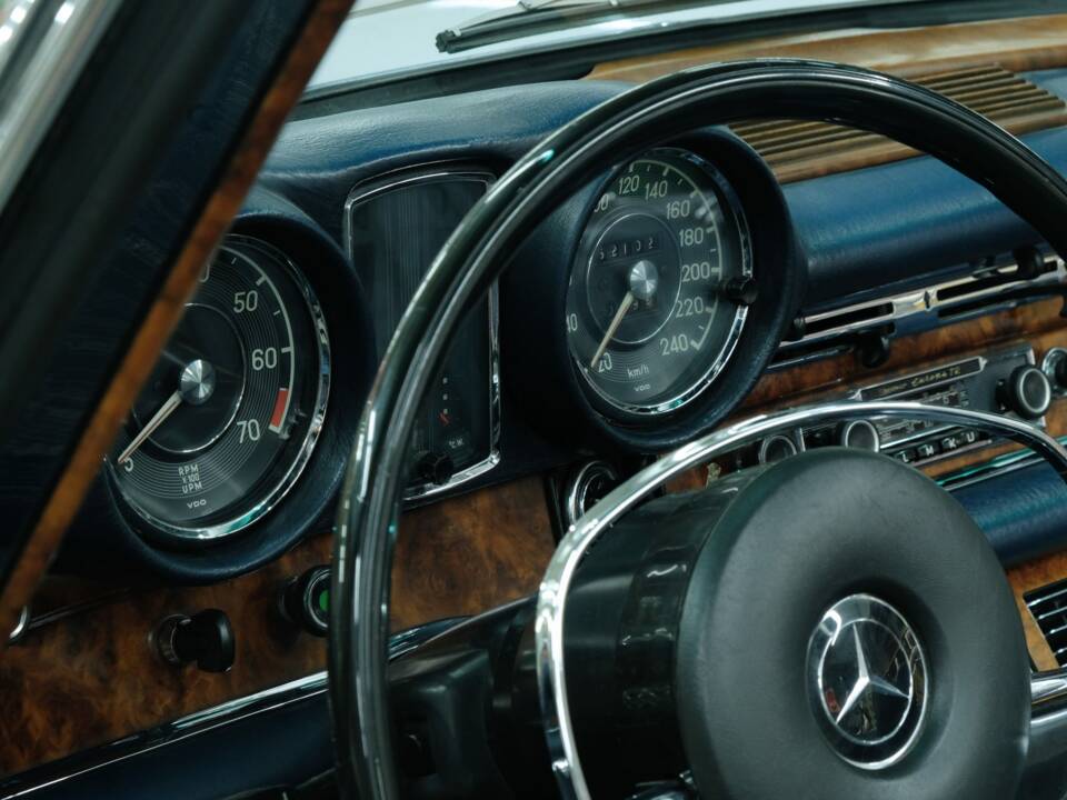 Image 26/50 of Mercedes-Benz 280 SE 3,5 (1970)