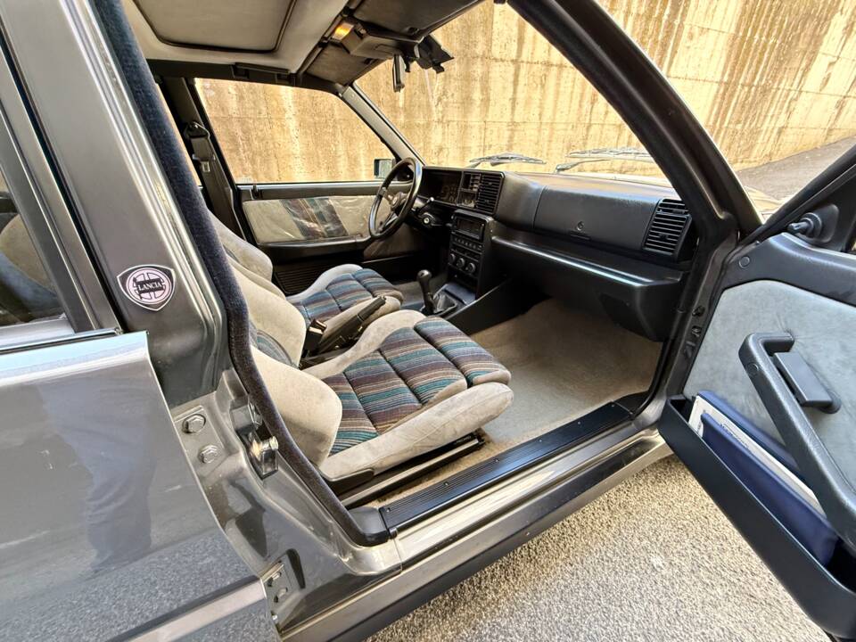 Image 28/35 of Lancia Delta HF Integrale 16V (1990)