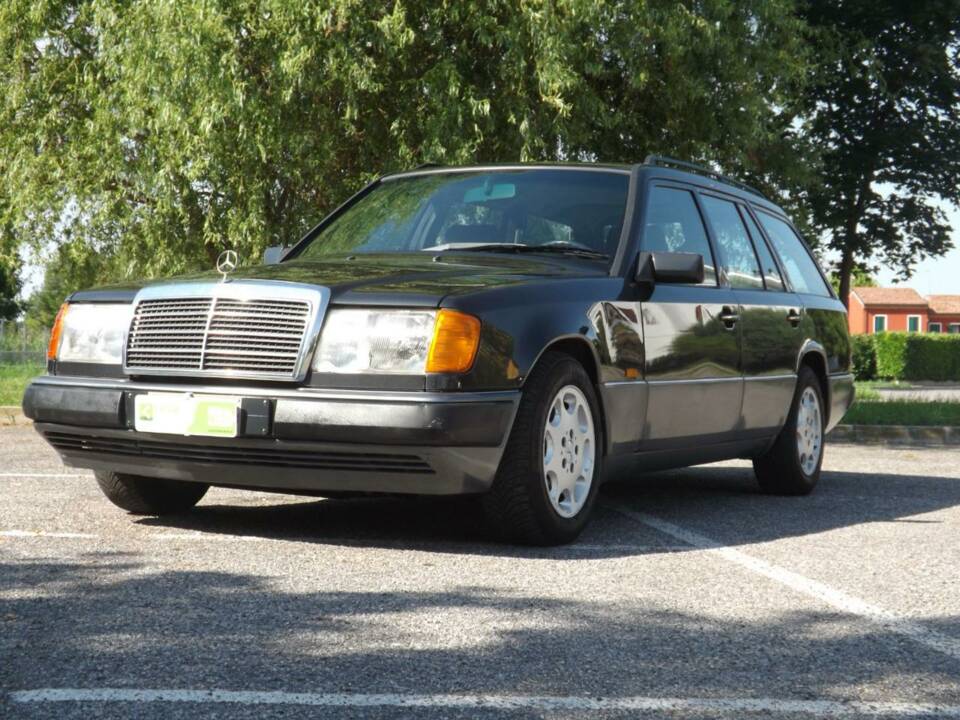 Image 2/50 of Mercedes-Benz 250 TD Turbo (1992)