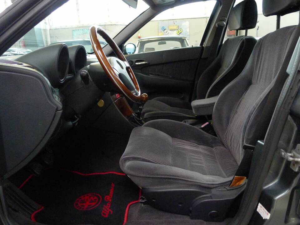 Imagen 29/35 de Alfa Romeo 156 2.5 V6 (1999)