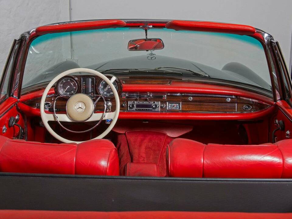 Image 30/34 of Mercedes-Benz 280 SE (1966)