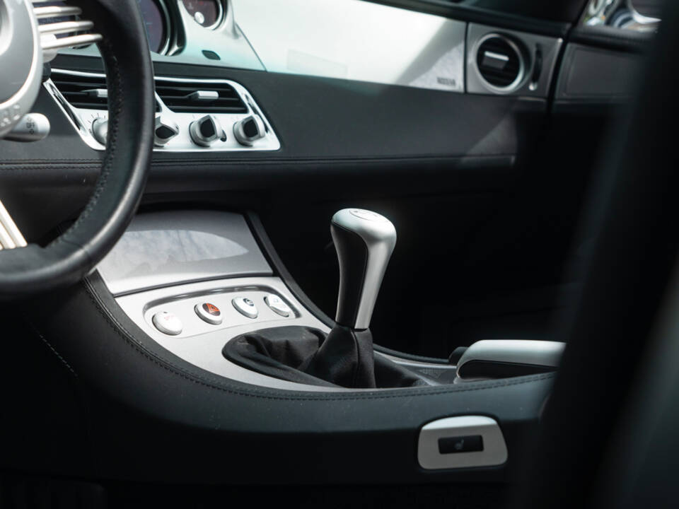 Image 30/53 of BMW Z8 (2001)