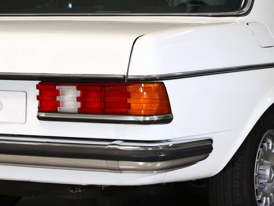 Image 24/25 of Mercedes-Benz 280 CE (1977)