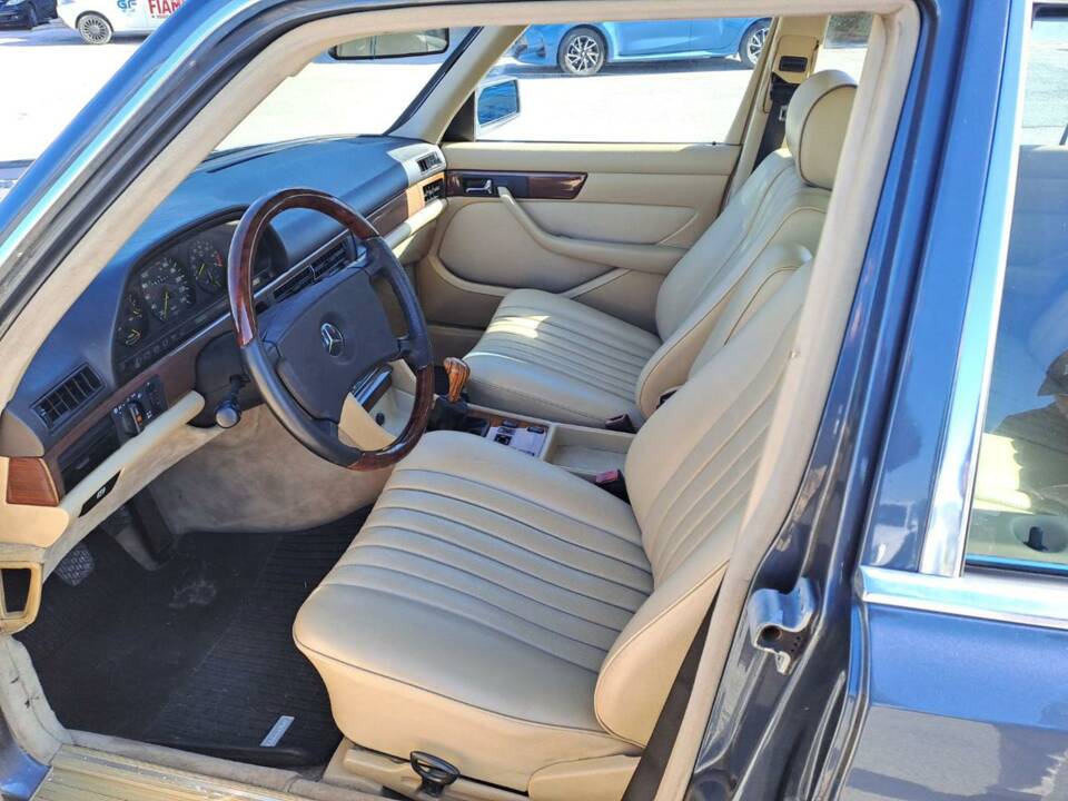 Image 44/50 of Mercedes-Benz 300 SE (1990)