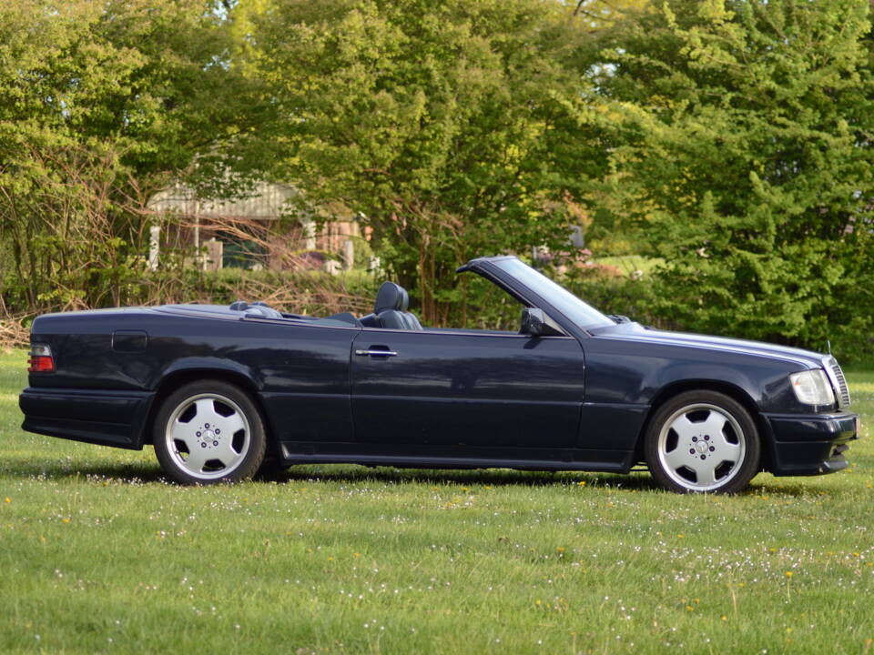Image 3/22 of Mercedes-Benz 300 CE-24 (1993)
