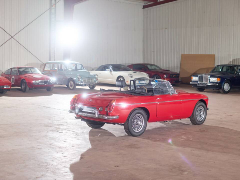Image 13/27 of MG MGB GT (1972)