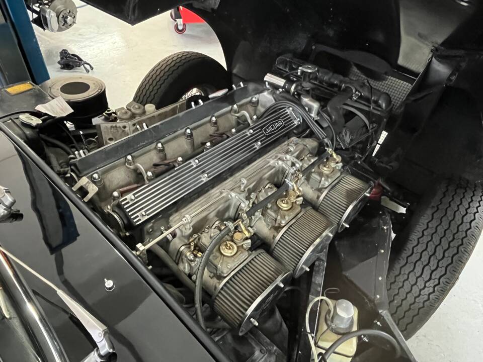 Bild 34/47 von Jaguar E-Type (1968)