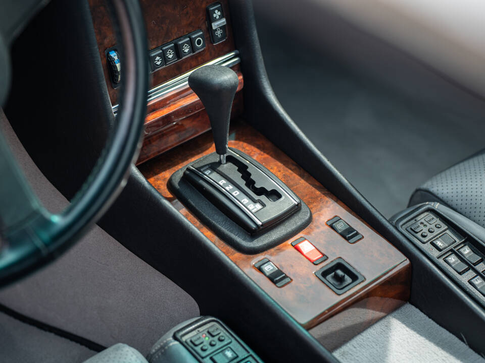 Image 50/68 of Mercedes-Benz 500 SL (1984)