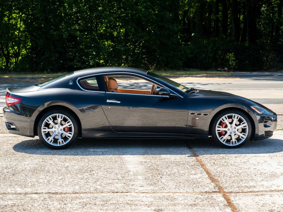 Bild 12/37 von Maserati GranTurismo S (2010)