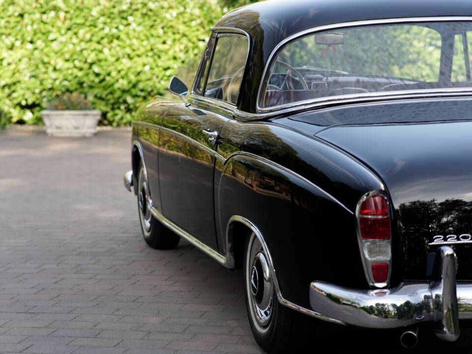 Immagine 6/35 di Mercedes-Benz 220 SE (1960)