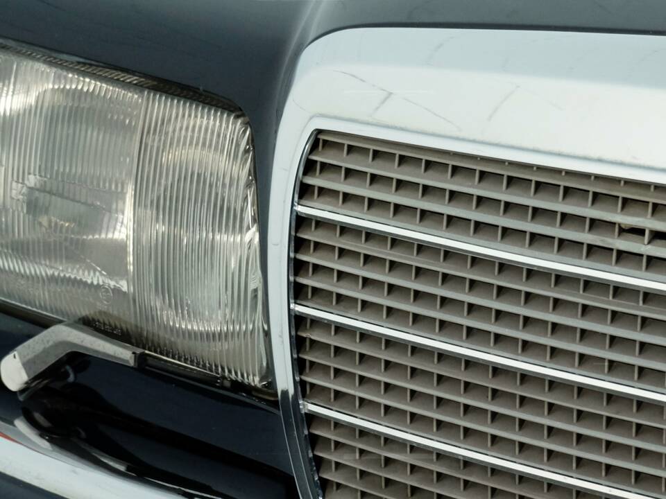 Afbeelding 20/32 van Mercedes-Benz 560 SEL (1990)