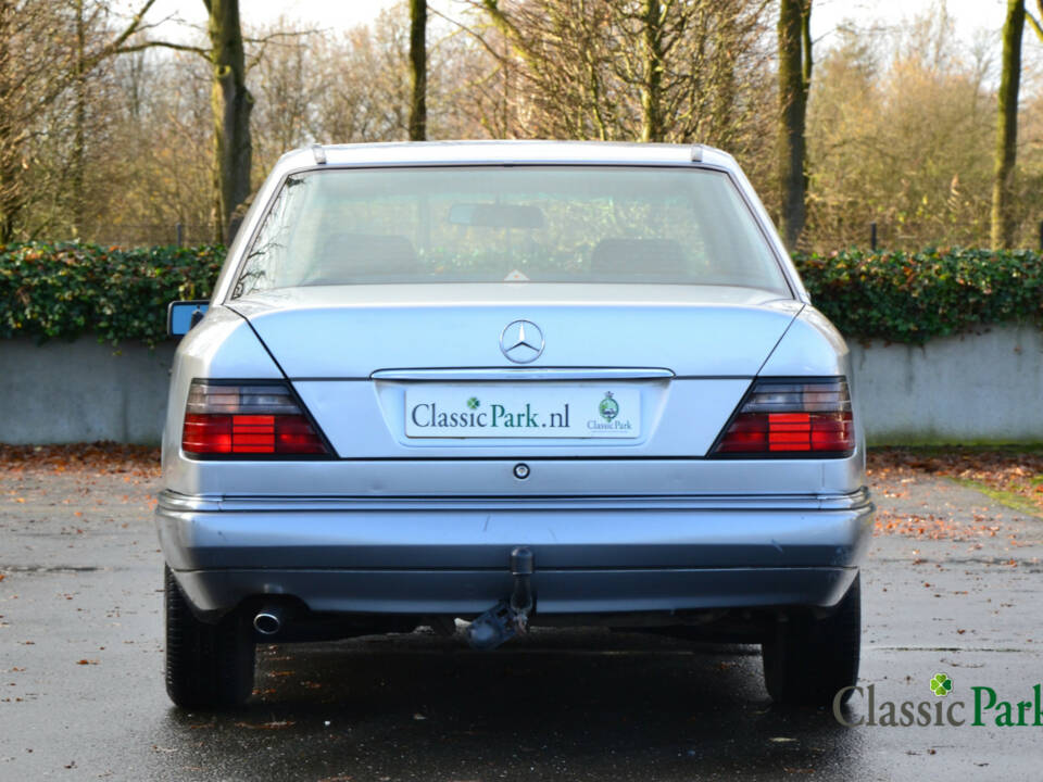 Image 4/39 of Mercedes-Benz 200 D (1993)