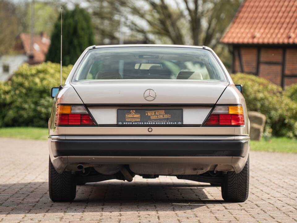 Afbeelding 16/63 van Mercedes-Benz 230 CE (1988)
