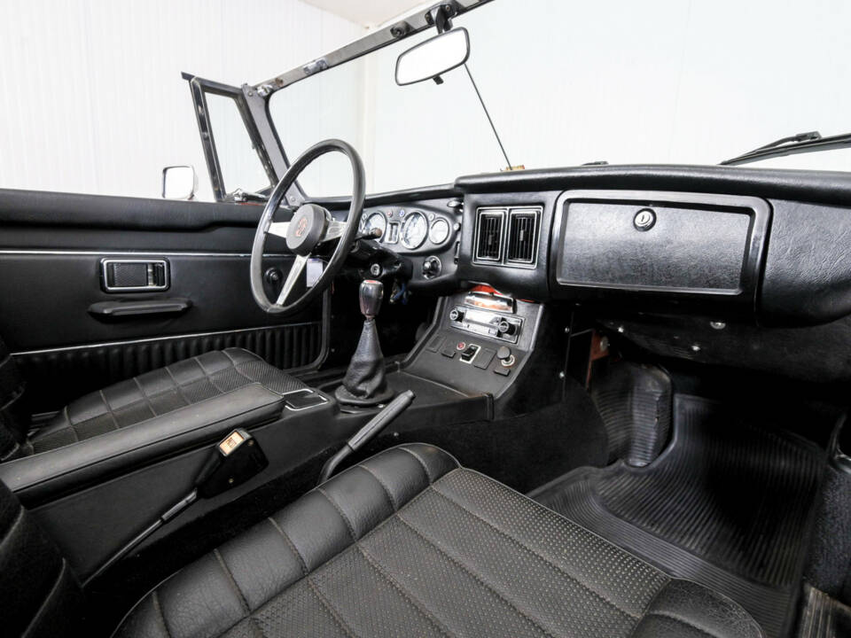 Image 12/50 of MG MGB (1976)