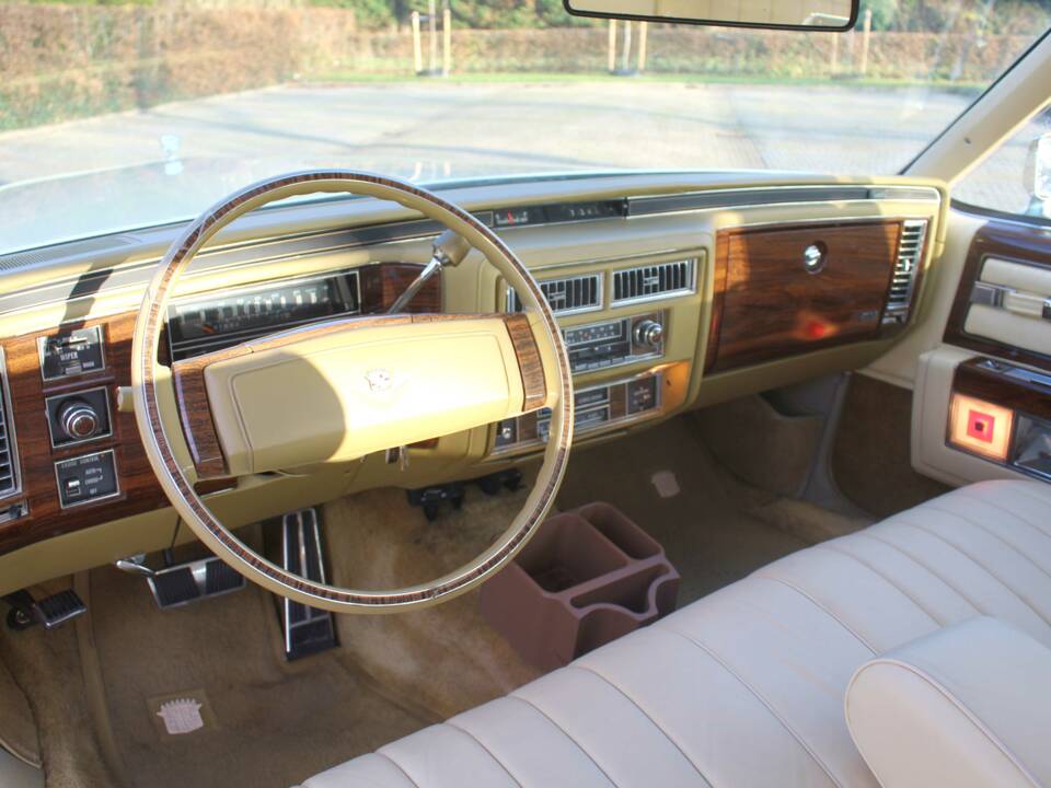 Image 47/56 of Cadillac Coupe DeVille (1977)