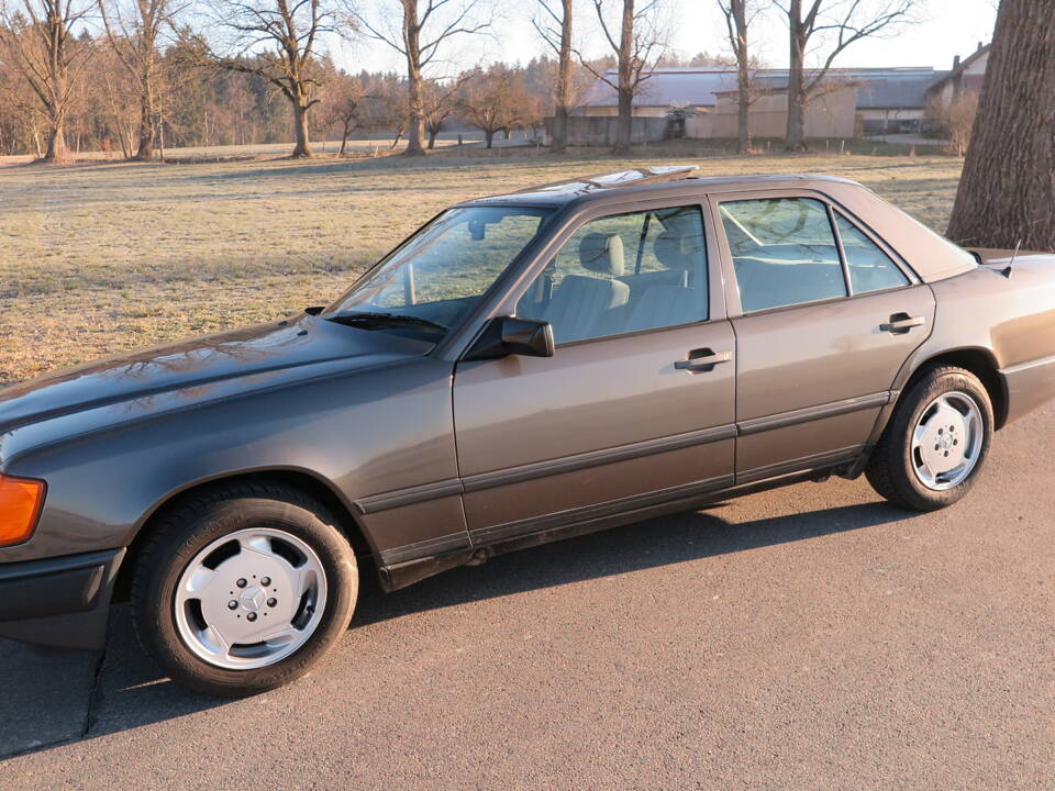 Afbeelding 4/92 van Mercedes-Benz 200 D (1989)