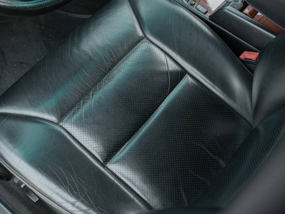 Image 25/49 of Mercedes-Benz 320 E (1993)