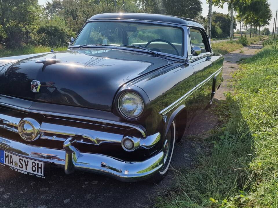 Image 16/74 of Ford Crestline Victoria (1954)