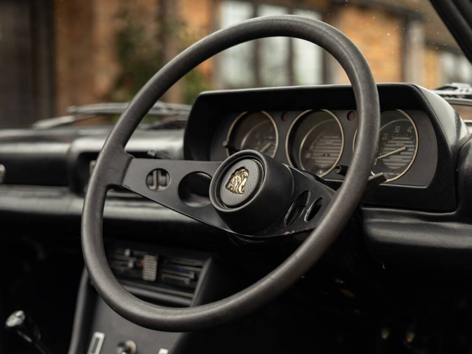 Image 26/45 of Peugeot 504 Convertible (1974)