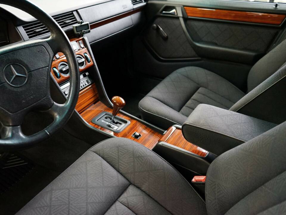 Image 26/36 de Mercedes-Benz E 220 T (1993)