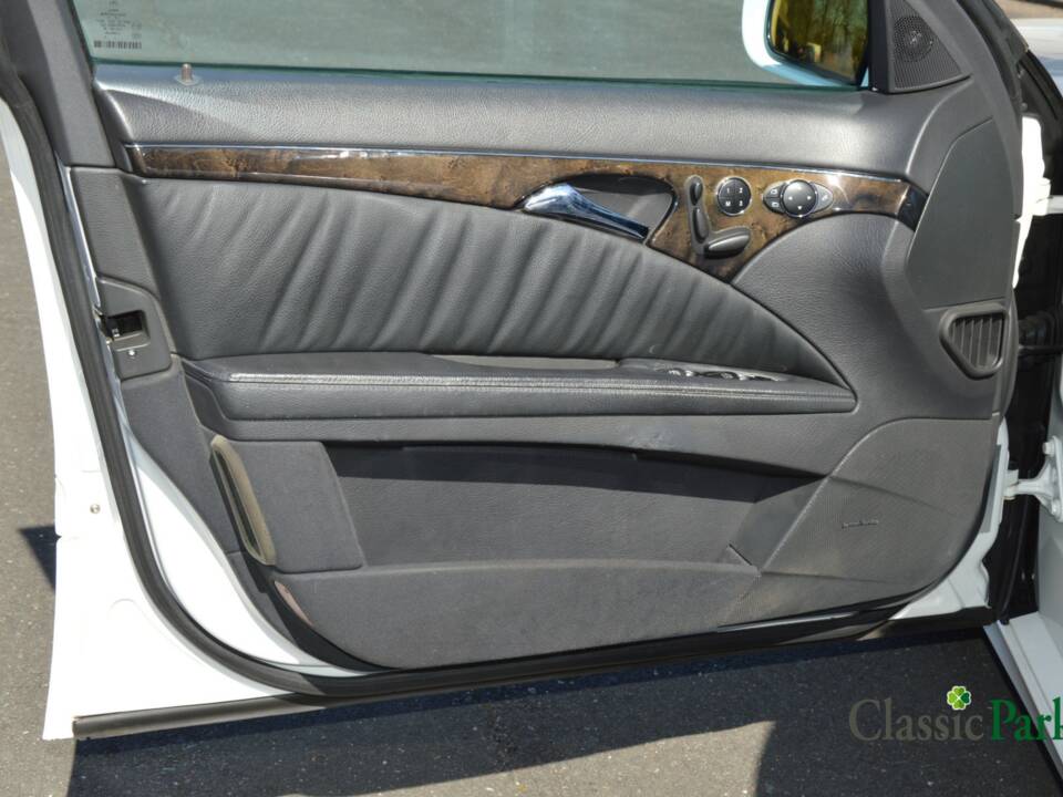 Image 17/50 of Mercedes-Benz E 500 T (2004)