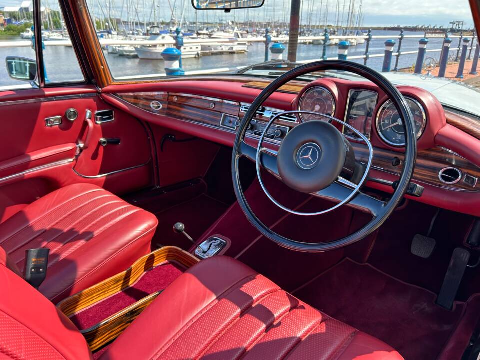 Image 2/32 of Mercedes-Benz 280 SE (1969)