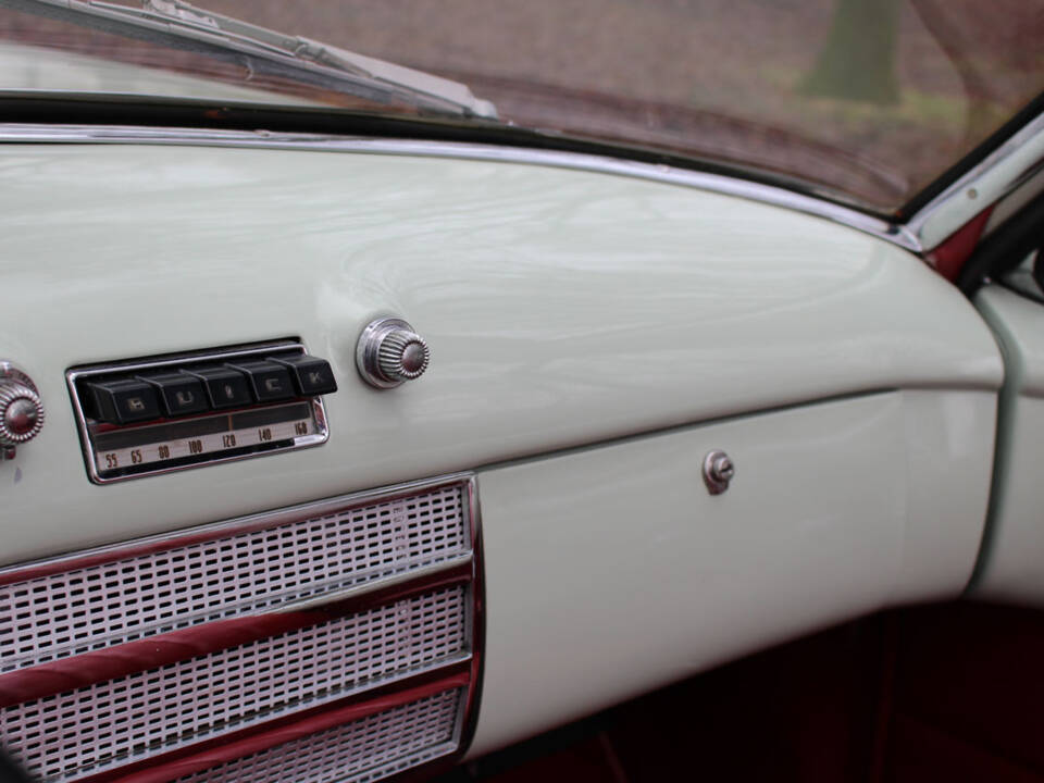 Image 17/27 of Buick Roadmaster (1949)