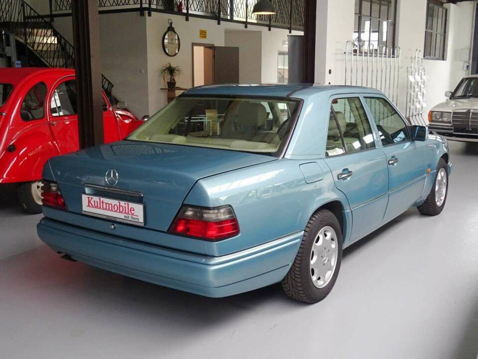 Image 4/13 de Mercedes-Benz E 320 (1994)