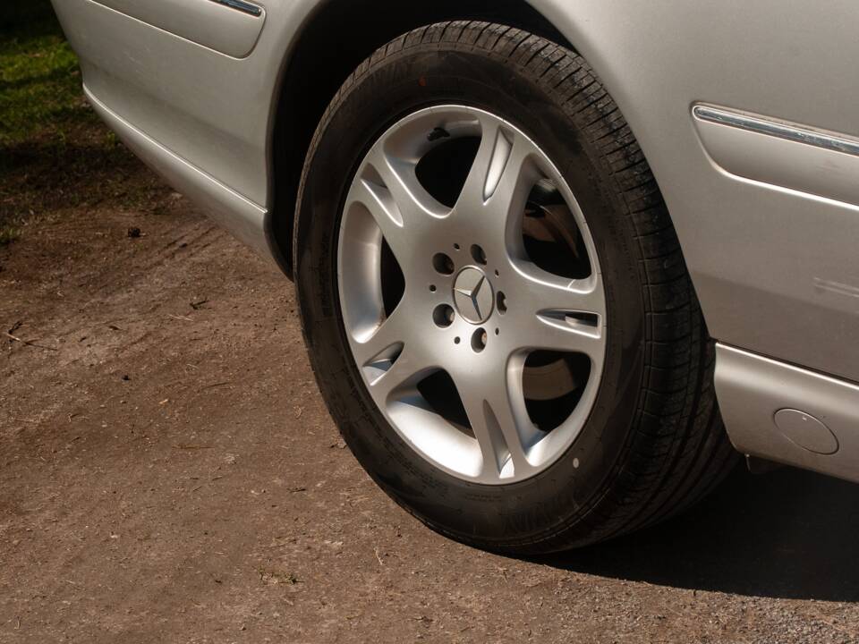 Image 23/50 of Mercedes-Benz CL 500 (2002)